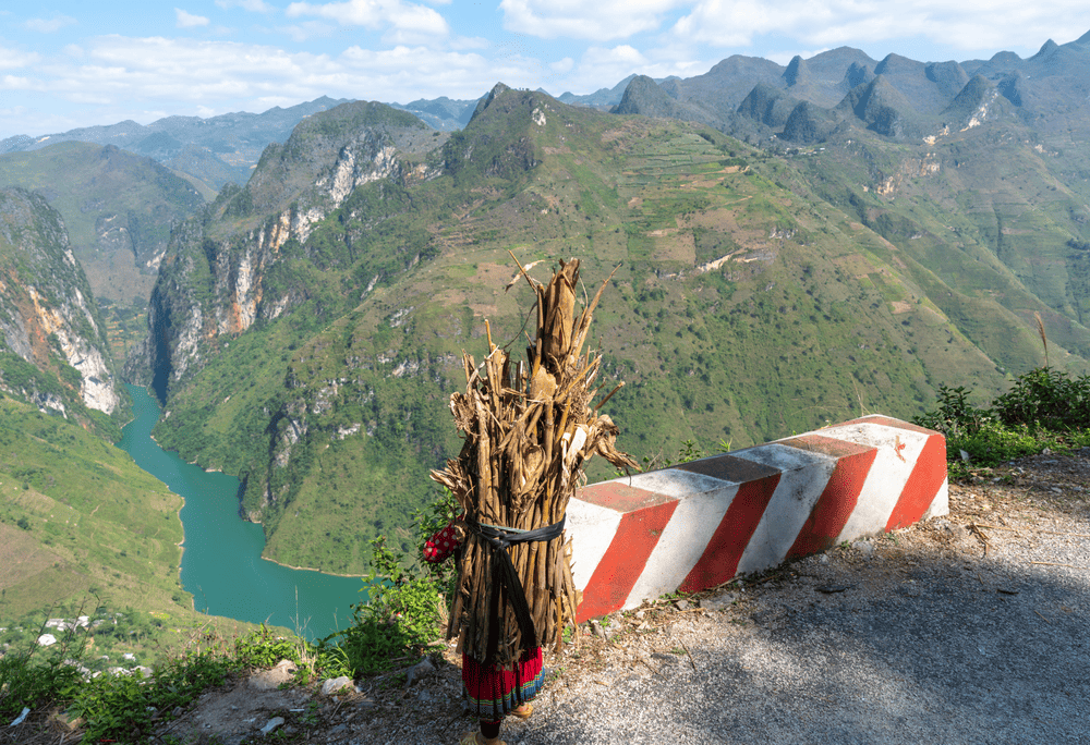 Ma Pi Leng Pass offers panoramic views over the Nho Que River, making it one of the most visually striking mountain passes in Vietnam (Source: Canva)